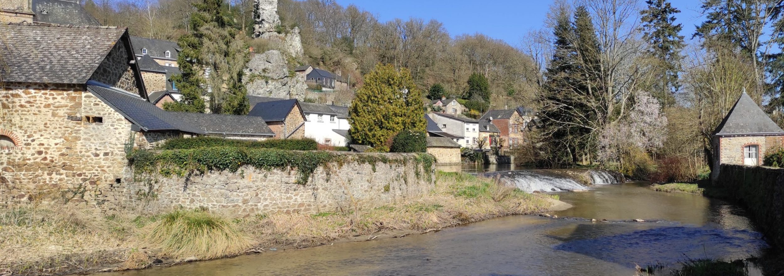 Rocher de la Vierge à Chailland au bord de l'Ernée